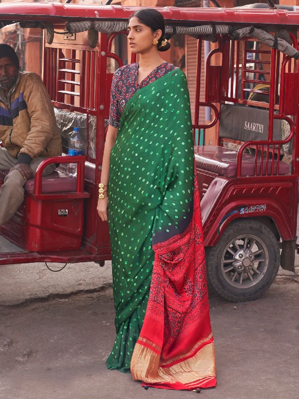 Women's Viscose Silk Green Woven Design Designer Saree With Blouse Piece Stretchy Fitted Blouse Women's Viscose Silk Green Woven Design Designer Saree With Blouse Piece Stretchy Fitted Blouse